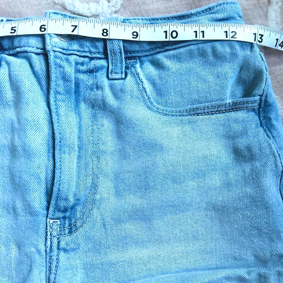 Light wash denim jean shorts - Picture 5 of 7